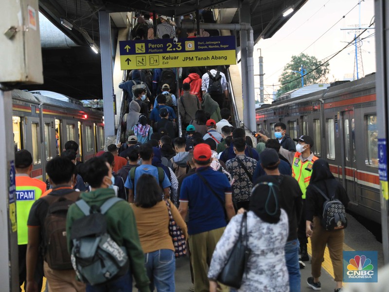Sejumlah stasiun kereta rel listrik (KRL) Commuter Line tampak ramai dengan penumpang seiring penerapan 100 persen kapasitas dan Pemberlakuan Pembatasan Kegiatan Masyarakat (PPKM) level 2 di Jakarta. Berdasarkan pantauan CNBC Indonesia.com, Rabu (5/12) pukul 18.00 WIB, KRL jurusan TNn Abang-Serpong maupun Tn Abang-Bogor terisi hampir penuh ketika tiba di Stasiun Tn Abang. Dengan kapasitas gerbong yang kini dapat menampung hingga 100 persen, warga tampak berdiri berdesakan saat menunggu kereta. Pengguna KRL sulit menjaga. Beberapa calon penumpang yang mendapati KRL yang datang sudah penuh, tampak ragu-ragu untuk naik. Sebagian akhirnya memutuskan menunggu kereta berikutnya. Seperti diketahui Jakarta PPKM level 2 berlaku mulai hari ini (4/1). Pemerintah kembali memperpanjang aturan Pemberlakuan Pembatasan Kegiatan Masyarakat (PPKM) di Jawa Bali selama 2 pekan. (CNBC Indonesia/ Muhammad Sabki)