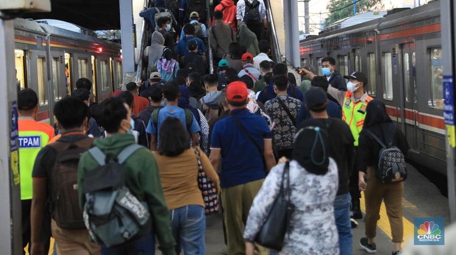 Sejumlah stasiun kereta rel listrik (KRL) Commuter Line tampak ramai dengan penumpang seiring penerapan 100 persen kapasitas dan Pemberlakuan Pembatasan Kegiatan Masyarakat (PPKM) level 2 di Jakarta. Berdasarkan pantauan CNBC Indonesia.com, Rabu (5/12) pukul 18.00 WIB, KRL jurusan TNn Abang-Serpong maupun Tn Abang-Bogor terisi hampir penuh ketika tiba di Stasiun Tn Abang. Dengan kapasitas gerbong yang kini dapat menampung hingga 100 persen, warga tampak berdiri berdesakan saat menunggu kereta. Pengguna KRL sulit menjaga. Beberapa calon penumpang yang mendapati KRL yang datang sudah penuh, tampak ragu-ragu untuk naik. Sebagian akhirnya memutuskan menunggu kereta berikutnya. Seperti diketahui Jakarta PPKM level 2 berlaku mulai hari ini (4/1). Pemerintah kembali memperpanjang aturan Pemberlakuan Pembatasan Kegiatan Masyarakat (PPKM) di Jawa Bali selama 2 pekan. (CNBC Indonesia/ Muhammad Sabki)