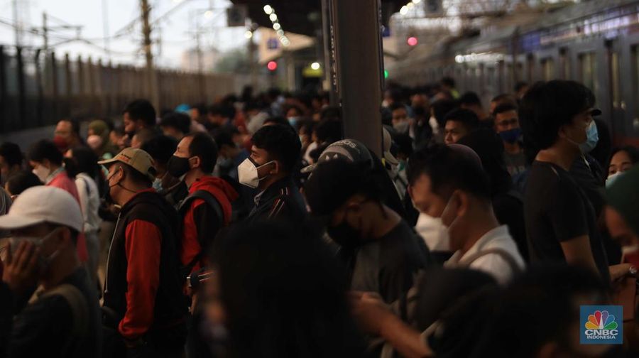 Sejumlah stasiun kereta rel listrik (KRL) Commuter Line tampak ramai dengan penumpang seiring penerapan 100 persen kapasitas dan Pemberlakuan Pembatasan Kegiatan Masyarakat (PPKM) level 2 di Jakarta. Berdasarkan pantauan CNBC Indonesia.com, Rabu (5/12) pukul 18.00 WIB, KRL jurusan TNn Abang-Serpong maupun Tn Abang-Bogor terisi hampir penuh ketika tiba di Stasiun Tn Abang. Dengan kapasitas gerbong yang kini dapat menampung hingga 100 persen, warga tampak berdiri berdesakan saat menunggu kereta. Pengguna KRL sulit menjaga. Beberapa calon penumpang yang mendapati KRL yang datang sudah penuh, tampak ragu-ragu untuk naik. Sebagian akhirnya memutuskan menunggu kereta berikutnya. Seperti diketahui Jakarta PPKM level 2 berlaku mulai hari ini (4/1). Pemerintah kembali memperpanjang aturan Pemberlakuan Pembatasan Kegiatan Masyarakat (PPKM) di Jawa Bali selama 2 pekan. (CNBC Indonesia/ Muhammad Sabki)