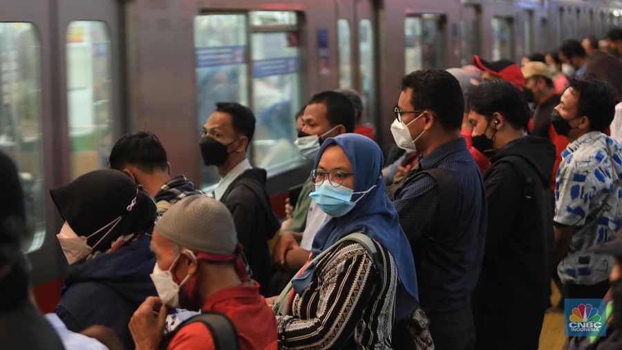 Sejumlah stasiun kereta rel listrik (KRL) Commuter Line tampak ramai dengan penumpang seiring penerapan 100 persen kapasitas dan Pemberlakuan Pembatasan Kegiatan Masyarakat (PPKM) level 2 di Jakarta. Berdasarkan pantauan CNBC Indonesia.com, Rabu (5/12) pukul 18.00 WIB, KRL jurusan TNn Abang-Serpong maupun Tn Abang-Bogor terisi hampir penuh ketika tiba di Stasiun Tn Abang. Dengan kapasitas gerbong yang kini dapat menampung hingga 100 persen, warga tampak berdiri berdesakan saat menunggu kereta. Pengguna KRL sulit menjaga. Beberapa calon penumpang yang mendapati KRL yang datang sudah penuh, tampak ragu-ragu untuk naik. Sebagian akhirnya memutuskan menunggu kereta berikutnya. Seperti diketahui Jakarta PPKM level 2 berlaku mulai hari ini (4/1). Pemerintah kembali memperpanjang aturan Pemberlakuan Pembatasan Kegiatan Masyarakat (PPKM) di Jawa Bali selama 2 pekan. (CNBC Indonesia/ Muhammad Sabki)