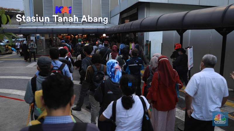 Sejumlah stasiun kereta rel listrik (KRL) Commuter Line tampak ramai dengan penumpang seiring penerapan 100 persen kapasitas dan Pemberlakuan Pembatasan Kegiatan Masyarakat (PPKM) level 2 di Jakarta. Berdasarkan pantauan CNBC Indonesia.com, Rabu (5/12) pukul 18.00 WIB, KRL jurusan TNn Abang-Serpong maupun Tn Abang-Bogor terisi hampir penuh ketika tiba di Stasiun Tn Abang. Dengan kapasitas gerbong yang kini dapat menampung hingga 100 persen, warga tampak berdiri berdesakan saat menunggu kereta. Pengguna KRL sulit menjaga. Beberapa calon penumpang yang mendapati KRL yang datang sudah penuh, tampak ragu-ragu untuk naik. Sebagian akhirnya memutuskan menunggu kereta berikutnya. Seperti diketahui Jakarta PPKM level 2 berlaku mulai hari ini (4/1). Pemerintah kembali memperpanjang aturan Pemberlakuan Pembatasan Kegiatan Masyarakat (PPKM) di Jawa Bali selama 2 pekan. (CNBC Indonesia/ Muhammad Sabki)