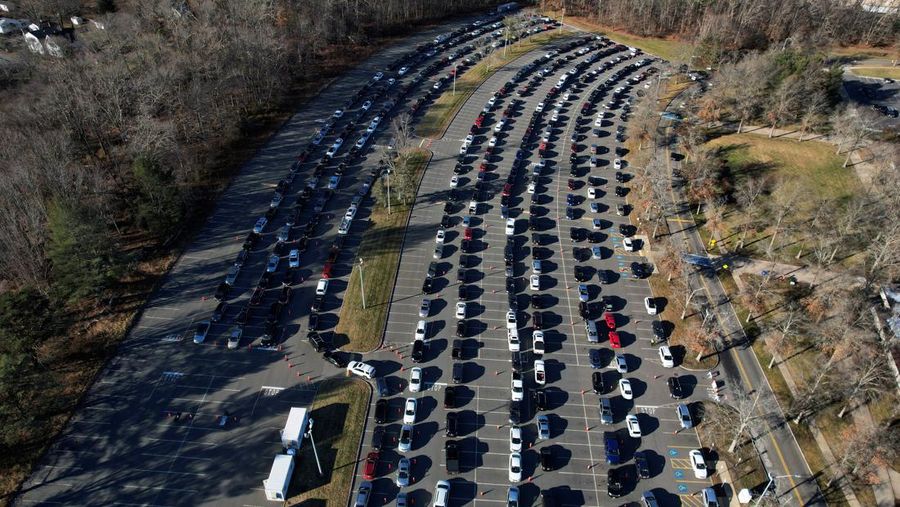 Staf medis merawat pasien penyakit virus corona (COVID-19) di ruang isolasi Unit Perawatan Intensif (ICU) di Rumah Sakit Western Reserve di Air Terjun Cuyahoga, Ohio, AS (4/1/2022). (REUTERS/Shannon Stapleton)