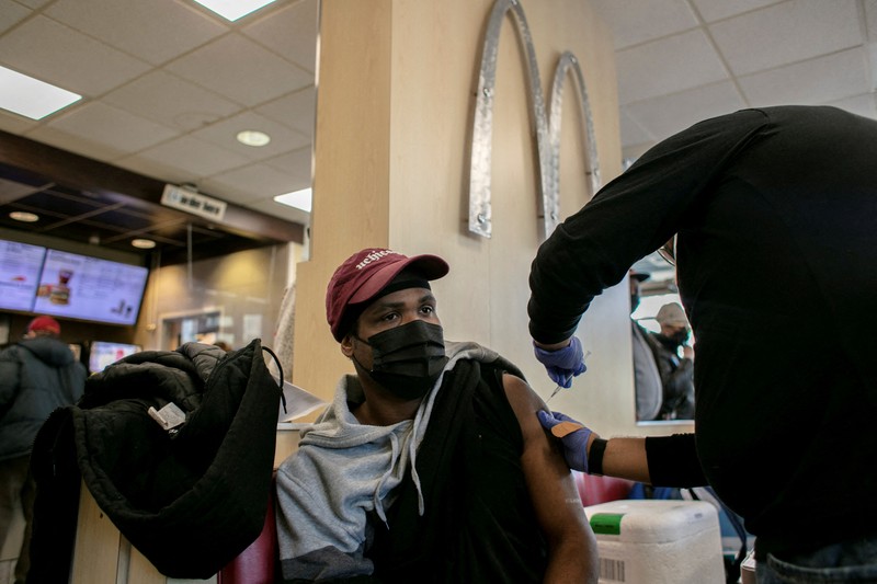 Ruang Perawatan Pasien Covid-19 di AS Staf medis merawat pasien penyakit virus corona (COVID-19) di ruang isolasi Unit Perawatan Intensif (ICU) di Rumah Sakit Western Reserve di Air Terjun Cuyahoga, Ohio, AS (4/1/2022). (REUTERS/Shannon Stapleton)