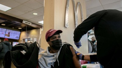 Vaksinasi Booster Covid-19 di Chicago, Illinois, AS, Amerika Serikat Seorang pria menerima suntikan booster coronavirus (COVID-19) di McDonald's, ketika varian coronavirus Omicron menyebar ke seluruh negeri di Chicago, Illinois, AS (21/12/2021). (REUTERS/Jim Vondruska)