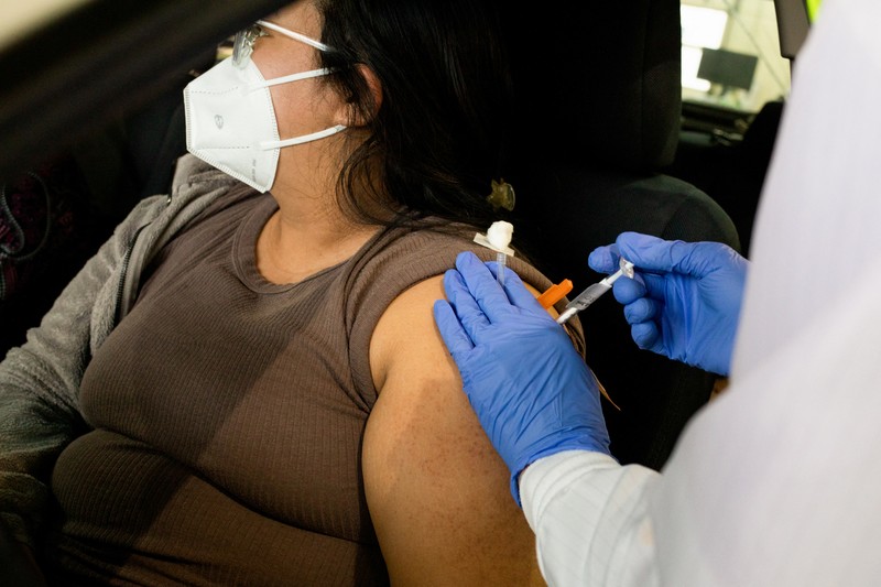 Staf medis merawat pasien penyakit virus corona (COVID-19) di ruang isolasi Unit Perawatan Intensif (ICU) di Rumah Sakit Western Reserve di Air Terjun Cuyahoga, Ohio, AS (4/1/2022). (REUTERS/Shannon Stapleton)