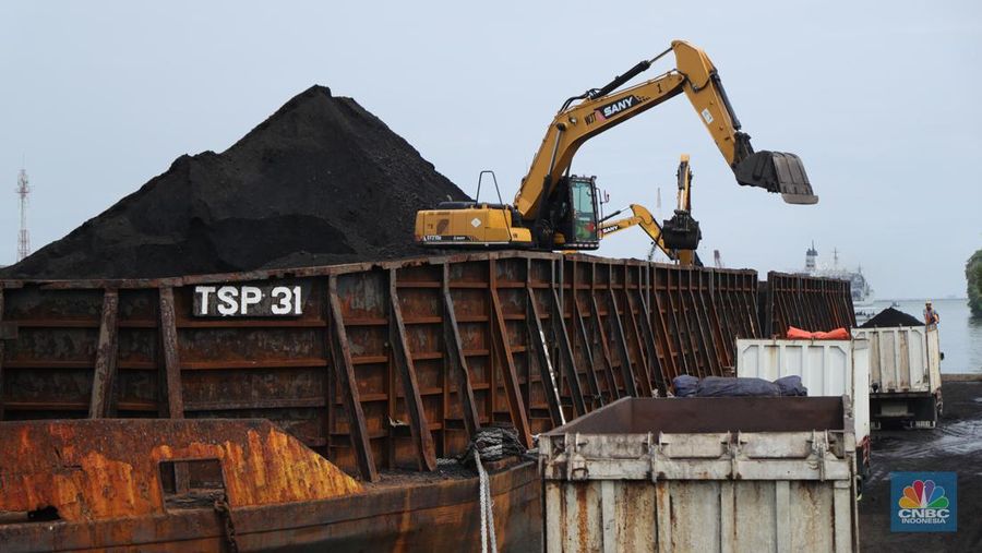 Pekerja melakukan bongkar muat batubara di Terminal Tanjung Priok, Jakarta, Kamis (6/1/2022). Pemerintah memutuskan untuk menyetop ekspor batu bara pada 1–31 Januari 2022 guna menjamin terpenuhinya pasokan komoditas tersebut untuk pembangkit listrik tenaga uap (PLTU) milik PLN dan independent power producer (IPP) dalam negeri. Kurangnya pasokan batubara dalam negeri ini akan berdampak kepada lebih dari 10 juta pelanggan PLN, mulai dari masyarakat umum hingga industri, di wilayah Jawa, Madura, Bali (Jamali) dan non-Jamali. (վ/ Tri Susilo)