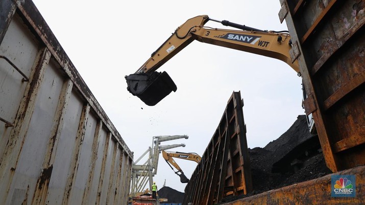 Bongkar Muat Batu Bara Pekerja melakukan bongkar muat batubara di Terminal Tanjung Priok, Jakarta, Kamis (6/1/2022). Pemerintah memutuskan untuk menyetop ekspor batu bara pada 1–31 Januari 2022 guna menjamin terpenuhinya pasokan komoditas tersebut untuk pembangkit listrik tenaga uap (PLTU) milik PLN dan independent power producer (IPP) dalam negeri. Kurangnya pasokan batubara dalam negeri ini akan berdampak kepada lebih dari 10 juta pelanggan PLN, mulai dari masyarakat umum hingga industri, di wilayah Jawa, Madura, Bali (Jamali) dan non-Jamali. (CNBC Indonesia/ Tri Susilo)
