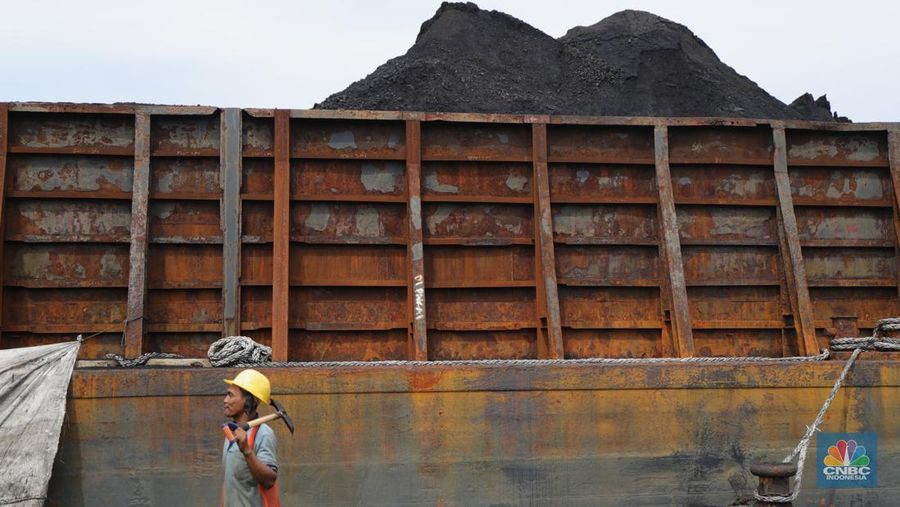 Pekerja melakukan bongkar muat batubara di Terminal Tanjung Priok, Jakarta, Kamis (6/1/2022). Pemerintah memutuskan untuk menyetop ekspor batu bara pada 1–31 Januari 2022 guna menjamin terpenuhinya pasokan komoditas tersebut untuk pembangkit listrik tenaga uap (PLTU) milik PLN dan independent power producer (IPP) dalam negeri. Kurangnya pasokan batubara dalam negeri ini akan berdampak kepada lebih dari 10 juta pelanggan PLN, mulai dari masyarakat umum hingga industri, di wilayah Jawa, Madura, Bali (Jamali) dan non-Jamali. (վ/ Tri Susilo)