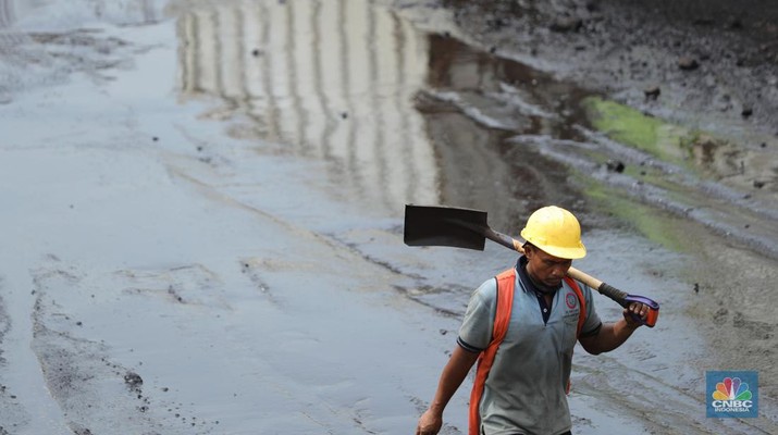 Bongkar Muat Batu Bara Pekerja melakukan bongkar muat batubara di Terminal Tanjung Priok, Jakarta, Kamis (6/1/2022). Pemerintah memutuskan untuk menyetop ekspor batu bara pada 1–31 Januari 2022 guna menjamin terpenuhinya pasokan komoditas tersebut untuk pembangkit listrik tenaga uap (PLTU) milik PLN dan independent power producer (IPP) dalam negeri. Kurangnya pasokan batubara dalam negeri ini akan berdampak kepada lebih dari 10 juta pelanggan PLN, mulai dari masyarakat umum hingga industri, di wilayah Jawa, Madura, Bali (Jamali) dan non-Jamali. (CNBC Indonesia/ Tri Susilo)