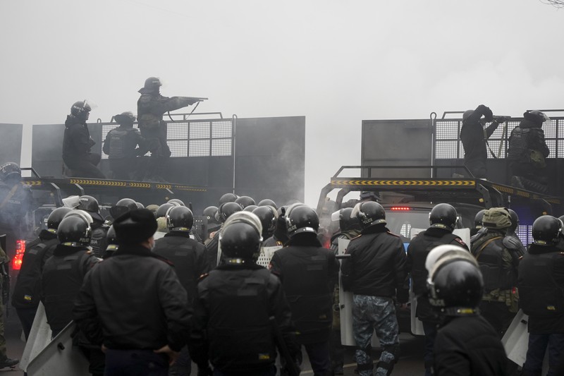 Demo kenaikkan harga bahan bakar LPG di Kazakhstan Pasukan kepolisian berjaga saat sejumlah warga berdemo memprotes pemerintah setelah keputusan menaikkan batas harga bahan bakar gas cair di Almaty, Kazakhstan, Kamis (6/1/2022). (REUTERS/Mariya Gordeyeva)