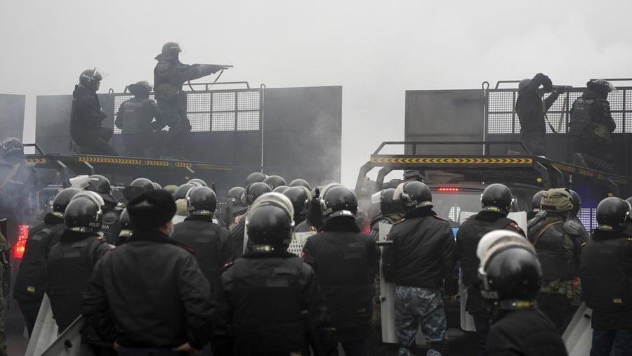Pasukan kepolisian berjaga saat sejumlah warga berdemo memprotes pemerintah setelah keputusan menaikkan batas harga bahan bakar gas cair di Almaty, Kazakhstan, Kamis (6/1/2022). (REUTERS/Mariya Gordeyeva)