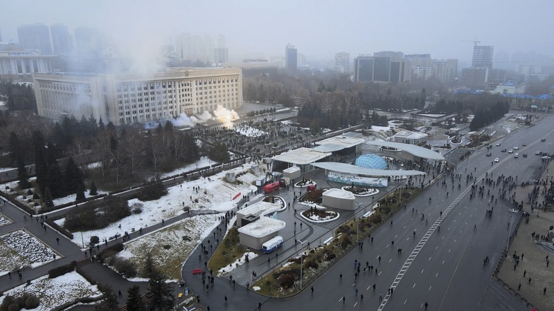 Demo kenaikkan harga bahan bakar LPG di Kazakhstan Pasukan kepolisian berjaga saat sejumlah warga berdemo memprotes pemerintah setelah keputusan menaikkan batas harga bahan bakar gas cair di Almaty, Kazakhstan, Kamis (6/1/2022). (REUTERS/Mariya Gordeyeva)