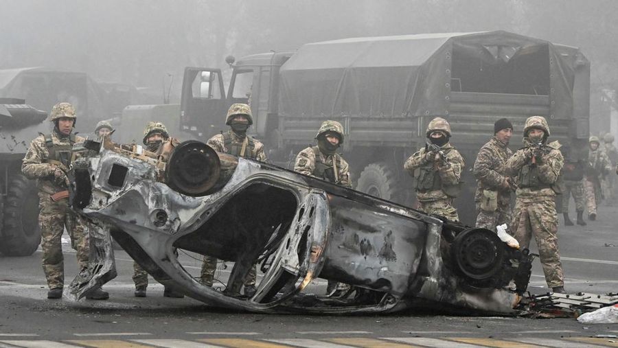Pasukan kepolisian berjaga saat sejumlah warga berdemo memprotes kenaikan harga LPG di Almaty, Kazakhstan, Kamis (6/1/2022). (REUTERS/Mariya Gordeyeva)