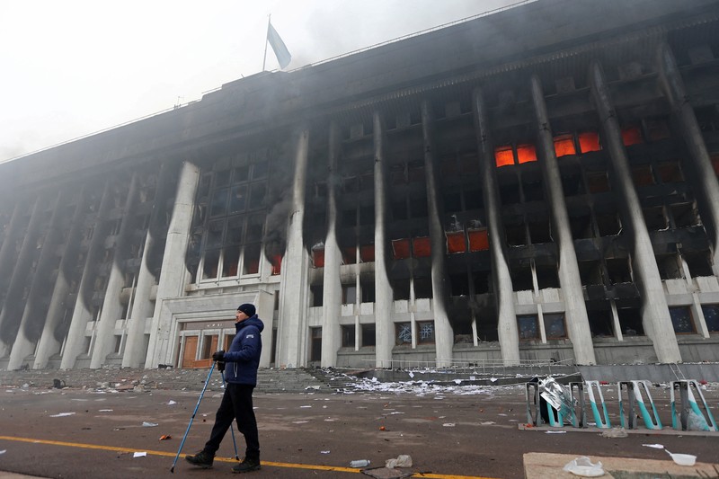 Demo kenaikkan harga bahan bakar LPG di Kazakhstan Pasukan kepolisian berjaga saat sejumlah warga berdemo memprotes pemerintah setelah keputusan menaikkan batas harga bahan bakar gas cair di Almaty, Kazakhstan, Kamis (6/1/2022). (REUTERS/Mariya Gordeyeva)