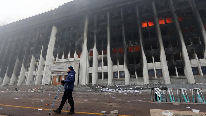 Pasukan kepolisian berjaga saat sejumlah warga berdemo memprotes pemerintah setelah keputusan menaikkan batas harga bahan bakar gas cair di Almaty, Kazakhstan, Kamis (6/1/2022). (REUTERS/Mariya Gordeyeva)