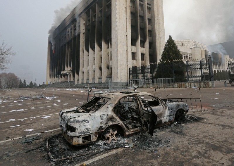 Demo kenaikkan harga bahan bakar LPG di Kazakhstan Pasukan kepolisian berjaga saat sejumlah warga berdemo memprotes pemerintah setelah keputusan menaikkan batas harga bahan bakar gas cair di Almaty, Kazakhstan, Kamis (6/1/2022). (REUTERS/Mariya Gordeyeva)