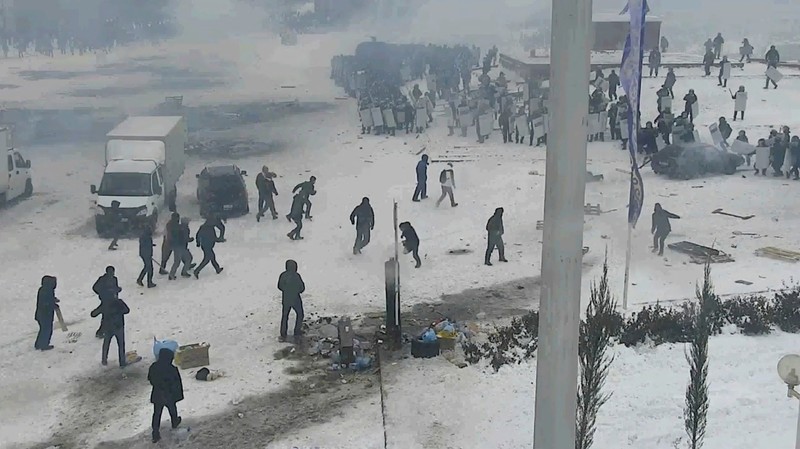 Demo kenaikkan harga bahan bakar LPG di Kazakhstan Pasukan kepolisian berjaga saat sejumlah warga berdemo memprotes pemerintah setelah keputusan menaikkan batas harga bahan bakar gas cair di Almaty, Kazakhstan, Kamis (6/1/2022). (REUTERS/Mariya Gordeyeva)