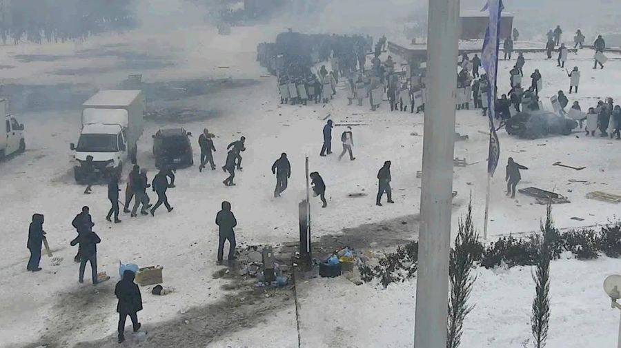 Pasukan kepolisian berjaga saat sejumlah warga berdemo memprotes pemerintah setelah keputusan menaikkan batas harga bahan bakar gas cair di Almaty, Kazakhstan, Kamis (6/1/2022). (REUTERS/Mariya Gordeyeva)