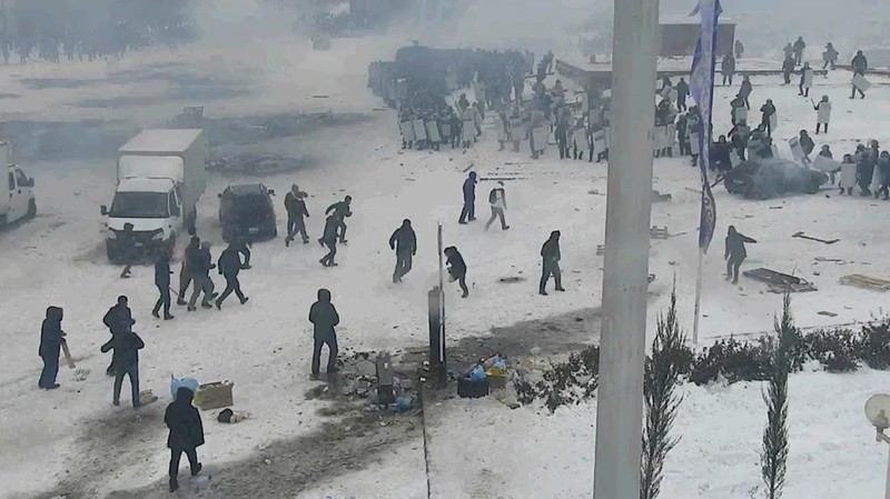 Pasukan kepolisian berjaga saat sejumlah warga berdemo memprotes pemerintah setelah keputusan menaikkan batas harga bahan bakar gas cair di Almaty, Kazakhstan, Kamis (6/1/2022). (REUTERS/Mariya Gordeyeva)