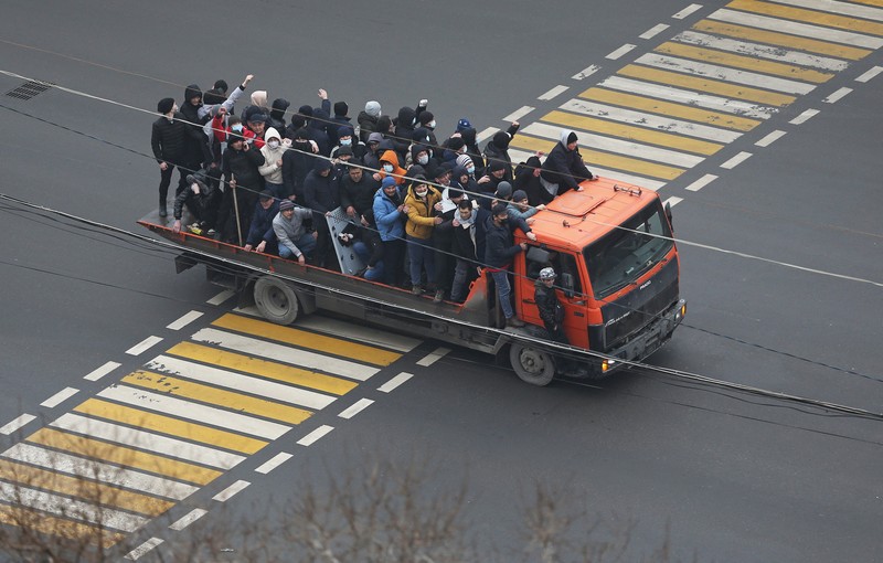 Demo kenaikkan harga bahan bakar LPG di Kazakhstan Pasukan kepolisian berjaga saat sejumlah warga berdemo memprotes pemerintah setelah keputusan menaikkan batas harga bahan bakar gas cair di Almaty, Kazakhstan, Kamis (6/1/2022). (REUTERS/Mariya Gordeyeva)