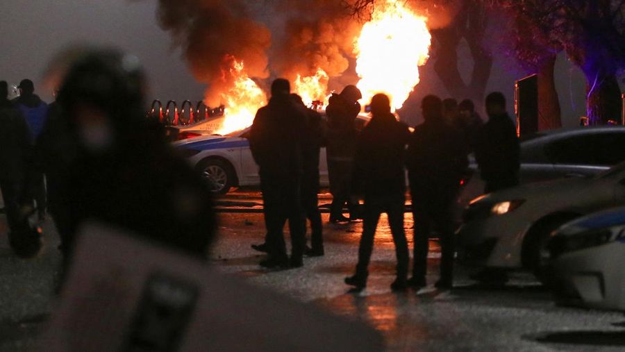 Pasukan kepolisian berjaga saat sejumlah warga berdemo memprotes pemerintah setelah keputusan menaikkan batas harga bahan bakar gas cair di Almaty, Kazakhstan, Kamis (6/1/2022). (REUTERS/Mariya Gordeyeva)