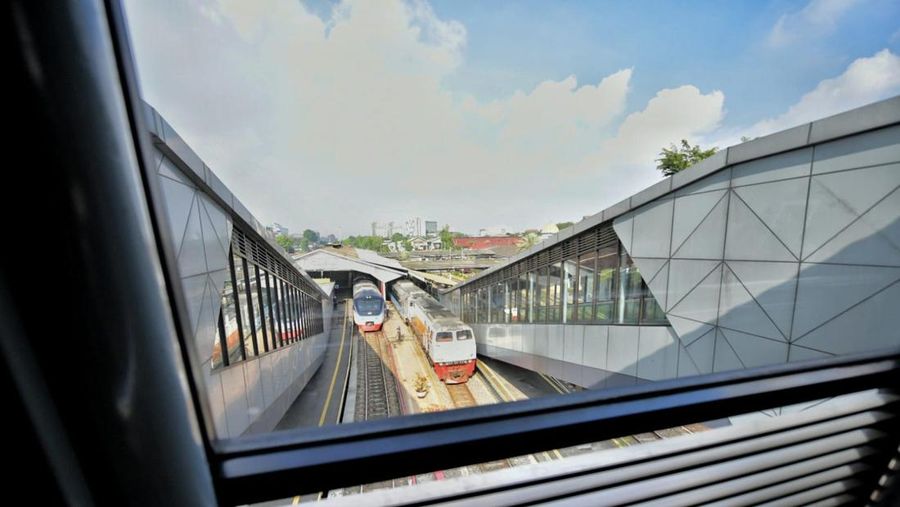 Gubernur Jawa Barat (Jabar) Ridwan Kamil melakukan inspeksi terakhir jalur kereta api Cibatu-Garut sebelum resmi dioperasikan dalam waktu dekat. (Dok. Humas Jabar)