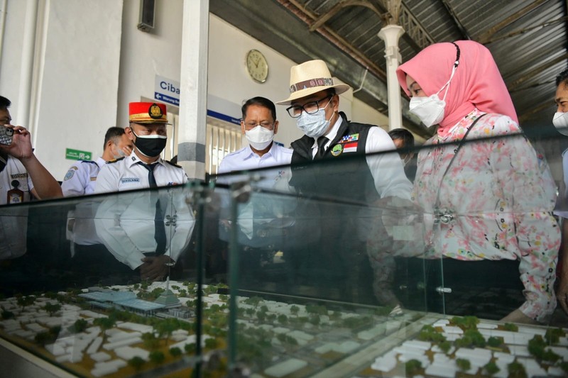 Gubernur Jawa Barat (Jabar) Ridwan Kamil melakukan inspeksi terakhir jalur kereta api Cibatu-Garut sebelum resmi dioperasikan dalam waktu dekat. (Dok. Humas Jabar) Gubernur Jawa Barat (Jabar) Ridwan Kamil melakukan inspeksi terakhir jalur kereta api Cibatu-Garut sebelum resmi dioperasikan dalam waktu dekat. (Dok. Humas Jabar)