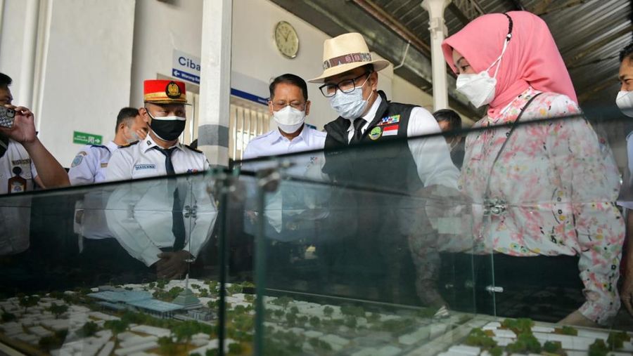 Gubernur Jawa Barat (Jabar) Ridwan Kamil melakukan inspeksi terakhir jalur kereta api Cibatu-Garut sebelum resmi dioperasikan dalam waktu dekat. (Dok. Humas Jabar)