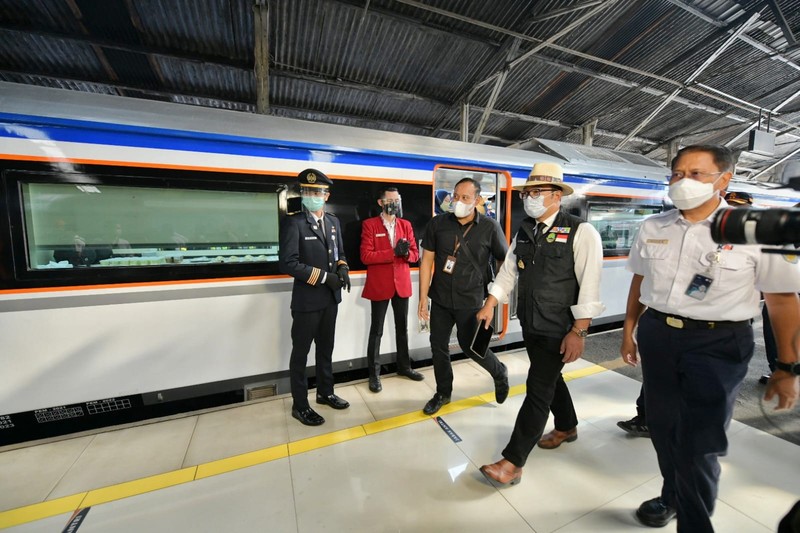 Gubernur Jawa Barat (Jabar) Ridwan Kamil melakukan inspeksi terakhir jalur kereta api Cibatu-Garut sebelum resmi dioperasikan dalam waktu dekat. (Dok. Humas Jabar) Gubernur Jawa Barat (Jabar) Ridwan Kamil melakukan inspeksi terakhir jalur kereta api Cibatu-Garut sebelum resmi dioperasikan dalam waktu dekat. (Dok. Humas Jabar)