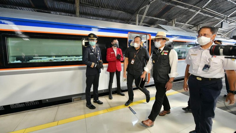 Gubernur Jawa Barat (Jabar) Ridwan Kamil melakukan inspeksi terakhir jalur kereta api Cibatu-Garut sebelum resmi dioperasikan dalam waktu dekat. (Dok. Humas Jabar)