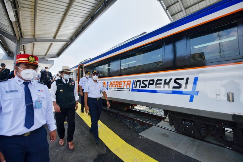 Gubernur Jawa Barat (Jabar) Ridwan Kamil melakukan inspeksi terakhir jalur kereta api Cibatu-Garut sebelum resmi dioperasikan dalam waktu dekat. (Dok. Humas Jabar)