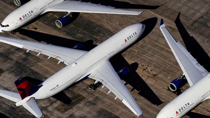 HEALTH-CORONAVIRUS/DELTA Pesawat penumpang Delta Air Lines terlihat diparkir di Bandara Internasional Birmingham-Shuttlesworth di Birmingham, Alabama, AS (25/3/2020)). )REUTERS /Elijah Nouvelage)