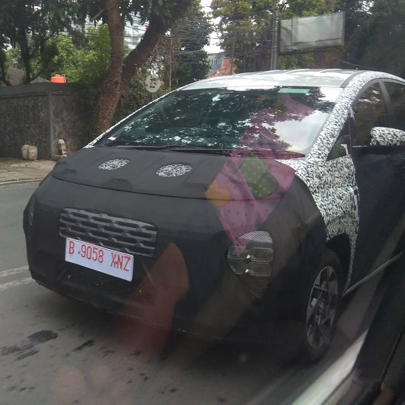 New Avanza Pengunjung melihat mobil Toyota Avanza terbaru di Dealer Auto 2000 Sudirman, Jakarta, Rabu, 24/11. Persaingan Toyota Avanza dan Mitsubishi Xpander terjadi di ajang Gaikindo Indonesia International Motor Show (GIIAS) 2021 pada 11-21 November 2021 di ICE BSD kemarin. Selama pameran, keduanya menjadi mobil terlaris yang dipesan konsumen dari masing-masing agen tunggal pemegang merek (ATPM).
Berdasarkan catatan Toyota Astra Motor (TAM), All New Avanza dan All New Veloz laku ribuan, memberikan kontribusi terbesar mencapai 1.534 unit, dengan masing-masing 711 unit dan 823 unit, atau sebesar 34% dari total seluruh model Toyota. (CNBC Indonesia/ Muhammad Sabki)