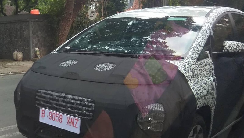 Pengunjung melihat mobil Toyota Avanza terbaru di Dealer Auto 2000 Sudirman, Jakarta, Rabu, 24/11. Persaingan Toyota Avanza dan Mitsubishi Xpander terjadi di ajang Gaikindo Indonesia International Motor Show (GIIAS) 2021 pada 11-21 November 2021 di ICE BSD kemarin. Selama pameran, keduanya menjadi mobil terlaris yang dipesan konsumen dari masing-masing agen tunggal pemegang merek (ATPM).
Berdasarkan catatan Toyota Astra Motor (TAM), All New Avanza dan All New Veloz laku ribuan, memberikan kontribusi terbesar mencapai 1.534 unit, dengan masing-masing 711 unit dan 823 unit, atau sebesar 34% dari total seluruh model Toyota.  (CNBC Indonesia/ Muhammad Sabki)