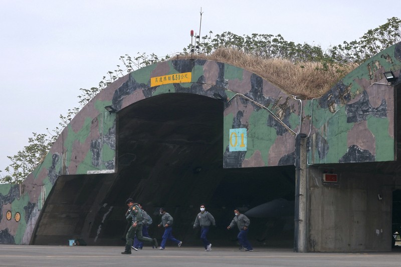 Latihan Pesawat Militer Taiwan pesawat tempur Yen Hsiang-sheng dengan jet tempur F-16V Pilot pesawat tempur Yen Hsiang-sheng duduk di dalam jet tempur F-16V mengenakan helm Joint Helmet Mounted Cueing System selama latihan Tahun Baru tahunan di Chiayi, Taiwan (5/1/2022). (REUTERS/Ann Wang)