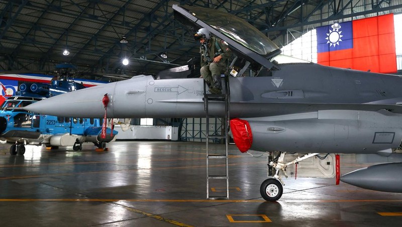 Pilot pesawat tempur Yen Hsiang-sheng duduk di dalam jet tempur F-16V mengenakan helm Joint Helmet Mounted Cueing System selama latihan Tahun Baru tahunan di Chiayi, Taiwan (5/1/2022). (REUTERS/Ann Wang)