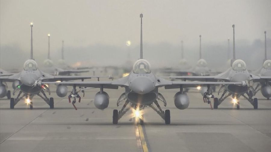 Latihan Pesawat Militer Taiwan pesawat tempur Yen Hsiang-sheng dengan jet tempur F-16V