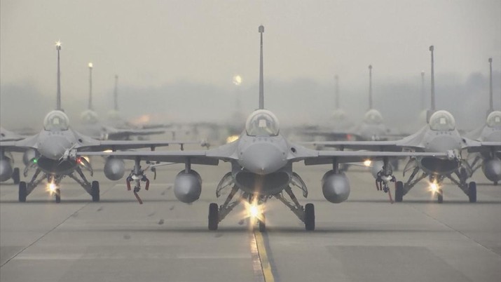 Jet tempur F-16V Angkatan Udara Taiwan meluncur di sepanjang landasan saat latihan di Chiayi di barat daya Taiwan, Rabu (5/1/2022).  Pilot Angkatan Udara Taiwan melakukan latihan pada hari Rabu untuk mensimulasikan intersepsi pesawat China ke zona identifikasi pertahanan udara Taiwan. (AP)