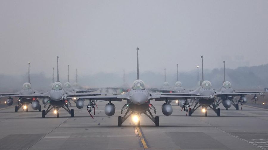 Pilot pesawat tempur Yen Hsiang-sheng duduk di dalam jet tempur F-16V mengenakan helm Joint Helmet Mounted Cueing System selama latihan Tahun Baru tahunan di Chiayi, Taiwan (5/1/2022). (REUTERS/Ann Wang)