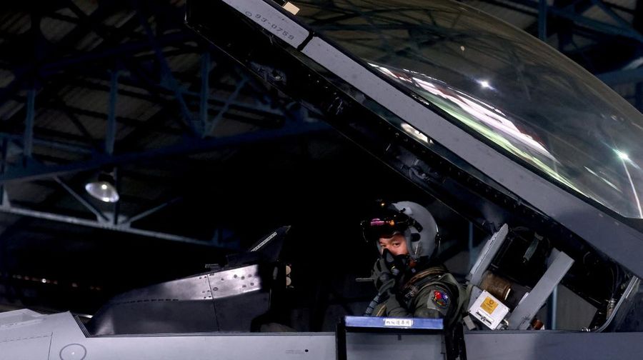 Pilot pesawat tempur Yen Hsiang-sheng duduk di dalam jet tempur F-16V mengenakan helm Joint Helmet Mounted Cueing System selama latihan Tahun Baru tahunan di Chiayi, Taiwan (5/1/2022). (REUTERS/Ann Wang)