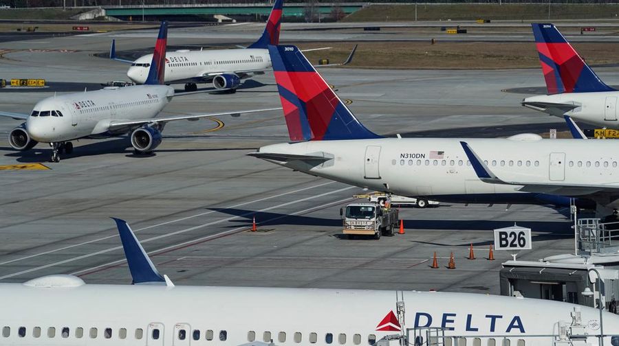 Maskapai Delta Air Lines terlihat di taxiway di Bandara Internasional Hartsfield-Jackson Atlanta di Atlanta, Georgia, AS (2/12/2021). (REUTERS/Elijah Nouvelage)