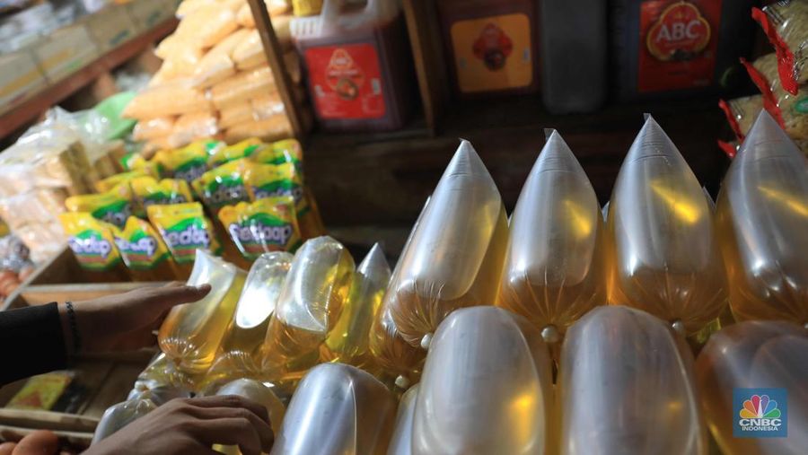 Pedagang merapikan minyak kemasan di pasar Ciputat, Tangerang Selatan, Kamis,6/1/2022. Harga komoditas minyak goreng terus mengalami kenaikan secara signifikan pada akhir tahun 2021 lalu. Memasuki 2022, harganya masih belum juga mengalami penurunan, bahkan terus naik.
Berdasarkan Pusat Informasi Harga Pangan Strategis Nasional (PIHPS), secara nasional harga minyak goreng curah pada 29 Desember lalu hanya Rp 18.400/Kg. Pada 5 Januari 2022 atau kemarin, menyentuh Rp 18.550/Kg.

Pantauan CNBC Indonesia di pasar Ciputat, salah satu pedagang warung grosir sembako Ichsan mengatakan harga Minyak kiloan Rp21.000/kg dan harga minyak dalam kemasan Rp38.000 per liter. Kemudian ke warung lain Matondang menjual minyak kemasan nya seharga Rp37.000 dan minyak kiloanya seharga Rp20.000/kg. 

Kenaikan harga minyak goreng saat ini dipengaruhi oleh harga crude palm oil (CPO) dunia yang naik menjadi US$ 1.340/MT. Kenaikan harga CPO ini menyebabkan harga minyak goreng ikut naik cukup signifikan.

Namun selain CPO ada juga faktor lain yakni kenaikan harga minyak nabati dunia. Penyebab kenaikan harga karena gangguan cuaca yang menekan tingkat produksi minyak nabati dunia.

Merespons tren kenaikan harga minyak goreng yang pada akhir Desember 2021 mencapai Rp18.492/liter atau mengalami peningkatan 8,31 persen, pemerintah segera memprioritaskan penyediaan minyak goreng dengan harga terjangkau, yang sekaligus bertujuan mengadakan stabilisasi harga.

Menteri Perdagangan Muhammad Lutfi memastikan produksi minyak goreng kemasan berharga Rp14 ribu per liter akan dimulai paling lambat minggu depan. Untuk tahap awal, pemerintah akan menunjuk 5 produsen minyak goreng sebagai pelaksana produksi. (CNBC Indonesia/ Muhammad Sabki)