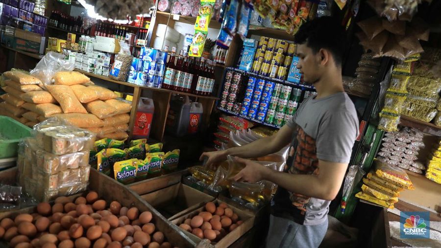 Pedagang merapikan minyak kemasan di pasar Ciputat, Tangerang Selatan, Kamis,6/1/2022. Harga komoditas minyak goreng terus mengalami kenaikan secara signifikan pada akhir tahun 2021 lalu. Memasuki 2022, harganya masih belum juga mengalami penurunan, bahkan terus naik.
Berdasarkan Pusat Informasi Harga Pangan Strategis Nasional (PIHPS), secara nasional harga minyak goreng curah pada 29 Desember lalu hanya Rp 18.400/Kg. Pada 5 Januari 2022 atau kemarin, menyentuh Rp 18.550/Kg.

Pantauan CNBC Indonesia di pasar Ciputat, salah satu pedagang warung grosir sembako Ichsan mengatakan harga Minyak kiloan Rp21.000/kg dan harga minyak dalam kemasan Rp38.000 per liter. Kemudian ke warung lain Matondang menjual minyak kemasan nya seharga Rp37.000 dan minyak kiloanya seharga Rp20.000/kg. 

Kenaikan harga minyak goreng saat ini dipengaruhi oleh harga crude palm oil (CPO) dunia yang naik menjadi US$ 1.340/MT. Kenaikan harga CPO ini menyebabkan harga minyak goreng ikut naik cukup signifikan.

Namun selain CPO ada juga faktor lain yakni kenaikan harga minyak nabati dunia. Penyebab kenaikan harga karena gangguan cuaca yang menekan tingkat produksi minyak nabati dunia.

Merespons tren kenaikan harga minyak goreng yang pada akhir Desember 2021 mencapai Rp18.492/liter atau mengalami peningkatan 8,31 persen, pemerintah segera memprioritaskan penyediaan minyak goreng dengan harga terjangkau, yang sekaligus bertujuan mengadakan stabilisasi harga.

Menteri Perdagangan Muhammad Lutfi memastikan produksi minyak goreng kemasan berharga Rp14 ribu per liter akan dimulai paling lambat minggu depan. Untuk tahap awal, pemerintah akan menunjuk 5 produsen minyak goreng sebagai pelaksana produksi. (CNBC Indonesia/ Muhammad Sabki)