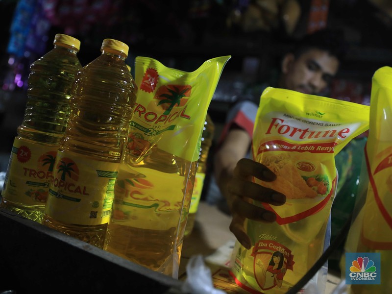 Pedagang merapikan minyak kemasan di pasar Ciputat, Tangerang Selatan, Kamis,6/1/2022. Harga komoditas minyak goreng terus mengalami kenaikan secara signifikan pada akhir tahun 2021 lalu. Memasuki 2022, harganya masih belum juga mengalami penurunan, bahkan terus naik.
Berdasarkan Pusat Informasi Harga Pangan Strategis Nasional (PIHPS), secara nasional harga minyak goreng curah pada 29 Desember lalu hanya Rp 18.400/Kg. Pada 5 Januari 2022 atau kemarin, menyentuh Rp 18.550/Kg.

Pantauan CNBC Indonesia di pasar Ciputat, salah satu pedagang warung grosir sembako Ichsan mengatakan harga Minyak kiloan Rp21.000/kg dan harga minyak dalam kemasan Rp38.000 per liter. Kemudian ke warung lain Matondang menjual minyak kemasan nya seharga Rp37.000 dan minyak kiloanya seharga Rp20.000/kg. 

Kenaikan harga minyak goreng saat ini dipengaruhi oleh harga crude palm oil (CPO) dunia yang naik menjadi US$ 1.340/MT. Kenaikan harga CPO ini menyebabkan harga minyak goreng ikut naik cukup signifikan.

Namun selain CPO ada juga faktor lain yakni kenaikan harga minyak nabati dunia. Penyebab kenaikan harga karena gangguan cuaca yang menekan tingkat produksi minyak nabati dunia.

Merespons tren kenaikan harga minyak goreng yang pada akhir Desember 2021 mencapai Rp18.492/liter atau mengalami peningkatan 8,31 persen, pemerintah segera memprioritaskan penyediaan minyak goreng dengan harga terjangkau, yang sekaligus bertujuan mengadakan stabilisasi harga.

Menteri Perdagangan Muhammad Lutfi memastikan produksi minyak goreng kemasan berharga Rp14 ribu per liter akan dimulai paling lambat minggu depan. Untuk tahap awal, pemerintah akan menunjuk 5 produsen minyak goreng sebagai pelaksana produksi. (CNBC Indonesia/ Muhammad Sabki)