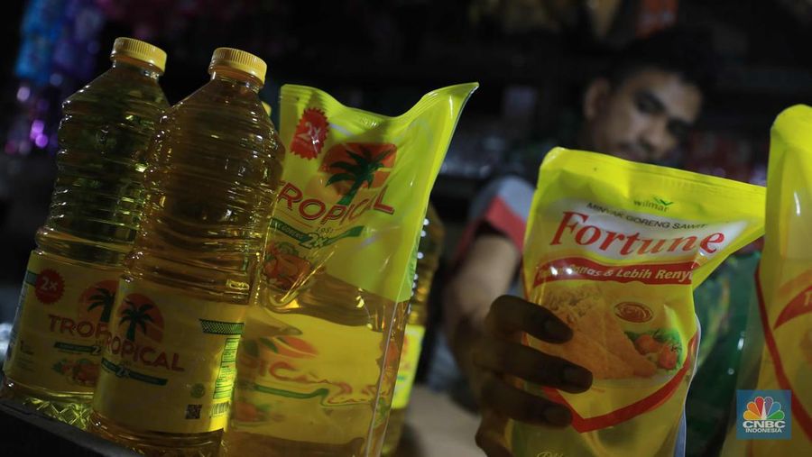 Pedagang merapikan minyak kemasan di pasar Ciputat, Tangerang Selatan, Kamis,6/1/2022. Harga komoditas minyak goreng terus mengalami kenaikan secara signifikan pada akhir tahun 2021 lalu. Memasuki 2022, harganya masih belum juga mengalami penurunan, bahkan terus naik.
Berdasarkan Pusat Informasi Harga Pangan Strategis Nasional (PIHPS), secara nasional harga minyak goreng curah pada 29 Desember lalu hanya Rp 18.400/Kg. Pada 5 Januari 2022 atau kemarin, menyentuh Rp 18.550/Kg.

Pantauan CNBC Indonesia di pasar Ciputat, salah satu pedagang warung grosir sembako Ichsan mengatakan harga Minyak kiloan Rp21.000/kg dan harga minyak dalam kemasan Rp38.000 per liter. Kemudian ke warung lain Matondang menjual minyak kemasan nya seharga Rp37.000 dan minyak kiloanya seharga Rp20.000/kg. 

Kenaikan harga minyak goreng saat ini dipengaruhi oleh harga crude palm oil (CPO) dunia yang naik menjadi US$ 1.340/MT. Kenaikan harga CPO ini menyebabkan harga minyak goreng ikut naik cukup signifikan.

Namun selain CPO ada juga faktor lain yakni kenaikan harga minyak nabati dunia. Penyebab kenaikan harga karena gangguan cuaca yang menekan tingkat produksi minyak nabati dunia.

Merespons tren kenaikan harga minyak goreng yang pada akhir Desember 2021 mencapai Rp18.492/liter atau mengalami peningkatan 8,31 persen, pemerintah segera memprioritaskan penyediaan minyak goreng dengan harga terjangkau, yang sekaligus bertujuan mengadakan stabilisasi harga.

Menteri Perdagangan Muhammad Lutfi memastikan produksi minyak goreng kemasan berharga Rp14 ribu per liter akan dimulai paling lambat minggu depan. Untuk tahap awal, pemerintah akan menunjuk 5 produsen minyak goreng sebagai pelaksana produksi. (CNBC Indonesia/ Muhammad Sabki)