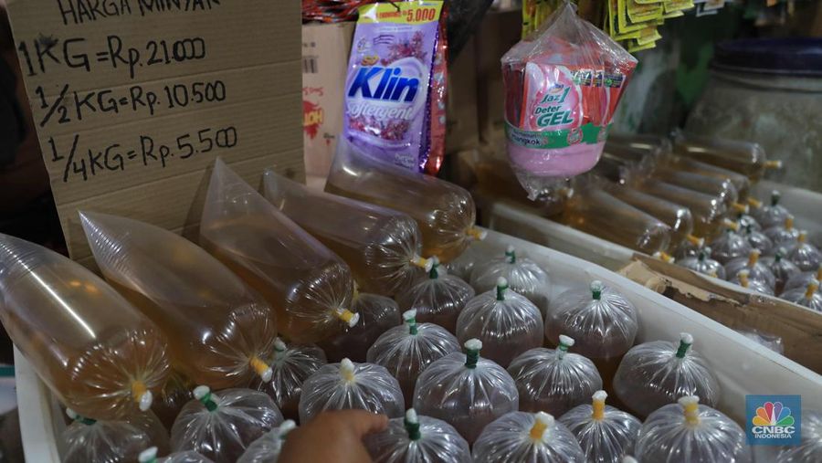 Pedagang merapikan minyak kemasan di pasar Ciputat, Tangerang Selatan, Kamis,6/1/2022. Harga komoditas minyak goreng terus mengalami kenaikan secara signifikan pada akhir tahun 2021 lalu. Memasuki 2022, harganya masih belum juga mengalami penurunan, bahkan terus naik.
Berdasarkan Pusat Informasi Harga Pangan Strategis Nasional (PIHPS), secara nasional harga minyak goreng curah pada 29 Desember lalu hanya Rp 18.400/Kg. Pada 5 Januari 2022 atau kemarin, menyentuh Rp 18.550/Kg.

Pantauan CNBC Indonesia di pasar Ciputat, salah satu pedagang warung grosir sembako Ichsan mengatakan harga Minyak kiloan Rp21.000/kg dan harga minyak dalam kemasan Rp38.000 per liter. Kemudian ke warung lain Matondang menjual minyak kemasan nya seharga Rp37.000 dan minyak kiloanya seharga Rp20.000/kg. 

Kenaikan harga minyak goreng saat ini dipengaruhi oleh harga crude palm oil (CPO) dunia yang naik menjadi US$ 1.340/MT. Kenaikan harga CPO ini menyebabkan harga minyak goreng ikut naik cukup signifikan.

Namun selain CPO ada juga faktor lain yakni kenaikan harga minyak nabati dunia. Penyebab kenaikan harga karena gangguan cuaca yang menekan tingkat produksi minyak nabati dunia.

Merespons tren kenaikan harga minyak goreng yang pada akhir Desember 2021 mencapai Rp18.492/liter atau mengalami peningkatan 8,31 persen, pemerintah segera memprioritaskan penyediaan minyak goreng dengan harga terjangkau, yang sekaligus bertujuan mengadakan stabilisasi harga.

Menteri Perdagangan Muhammad Lutfi memastikan produksi minyak goreng kemasan berharga Rp14 ribu per liter akan dimulai paling lambat minggu depan. Untuk tahap awal, pemerintah akan menunjuk 5 produsen minyak goreng sebagai pelaksana produksi. (CNBC Indonesia/ Muhammad Sabki)