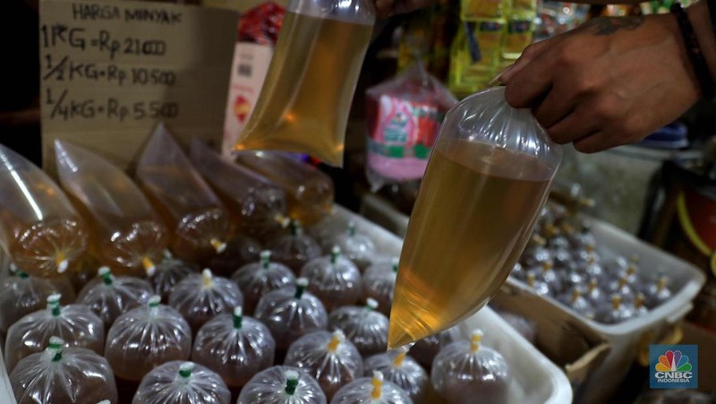 Pedagang merapikan minyak kemasan di pasar Ciputat, Tangerang Selatan, Kamis,6/1/2022. Harga komoditas minyak goreng terus mengalami kenaikan secara signifikan pada akhir tahun 2021 lalu. Memasuki 2022, harganya masih belum juga mengalami penurunan, bahkan terus naik.
Berdasarkan Pusat Informasi Harga Pangan Strategis Nasional (PIHPS), secara nasional harga minyak goreng curah pada 29 Desember lalu hanya Rp 18.400/Kg. Pada 5 Januari 2022 atau kemarin, menyentuh Rp 18.550/Kg.

Pantauan CNBC Indonesia di pasar Ciputat, salah satu pedagang warung grosir sembako Ichsan mengatakan harga Minyak kiloan Rp21.000/kg dan harga minyak dalam kemasan Rp38.000 per liter. Kemudian ke warung lain Matondang menjual minyak kemasan nya seharga Rp37.000 dan minyak kiloanya seharga Rp20.000/kg. 

Kenaikan harga minyak goreng saat ini dipengaruhi oleh harga crude palm oil (CPO) dunia yang naik menjadi US$ 1.340/MT. Kenaikan harga CPO ini menyebabkan harga minyak goreng ikut naik cukup signifikan.

Namun selain CPO ada juga faktor lain yakni kenaikan harga minyak nabati dunia. Penyebab kenaikan harga karena gangguan cuaca yang menekan tingkat produksi minyak nabati dunia.

Merespons tren kenaikan harga minyak goreng yang pada akhir Desember 2021 mencapai Rp18.492/liter atau mengalami peningkatan 8,31 persen, pemerintah segera memprioritaskan penyediaan minyak goreng dengan harga terjangkau, yang sekaligus bertujuan mengadakan stabilisasi harga.

Menteri Perdagangan Muhammad Lutfi memastikan produksi minyak goreng kemasan berharga Rp14 ribu per liter akan dimulai paling lambat minggu depan. Untuk tahap awal, pemerintah akan menunjuk 5 produsen minyak goreng sebagai pelaksana produksi. (CNBC Indonesia/ Muhammad Sabki)