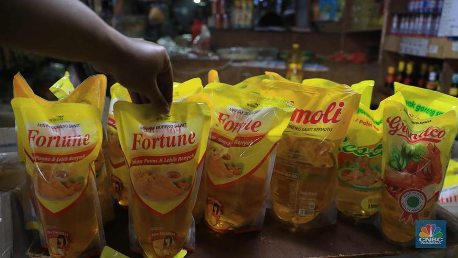 Pedagang merapikan minyak kemasan di pasar Ciputat, Tangerang Selatan, Kamis,6/1/2022. Harga komoditas minyak goreng terus mengalami kenaikan secara signifikan pada akhir tahun 2021 lalu. Memasuki 2022, harganya masih belum juga mengalami penurunan, bahkan terus naik.
Berdasarkan Pusat Informasi Harga Pangan Strategis Nasional (PIHPS), secara nasional harga minyak goreng curah pada 29 Desember lalu hanya Rp 18.400/Kg. Pada 5 Januari 2022 atau kemarin, menyentuh Rp 18.550/Kg.

Pantauan CNBC Indonesia di pasar Ciputat, salah satu pedagang warung grosir sembako Ichsan mengatakan harga Minyak kiloan Rp21.000/kg dan harga minyak dalam kemasan Rp38.000 per liter. Kemudian ke warung lain Matondang menjual minyak kemasan nya seharga Rp37.000 dan minyak kiloanya seharga Rp20.000/kg. 

Kenaikan harga minyak goreng saat ini dipengaruhi oleh harga crude palm oil (CPO) dunia yang naik menjadi US$ 1.340/MT. Kenaikan harga CPO ini menyebabkan harga minyak goreng ikut naik cukup signifikan.

Namun selain CPO ada juga faktor lain yakni kenaikan harga minyak nabati dunia. Penyebab kenaikan harga karena gangguan cuaca yang menekan tingkat produksi minyak nabati dunia.

Merespons tren kenaikan harga minyak goreng yang pada akhir Desember 2021 mencapai Rp18.492/liter atau mengalami peningkatan 8,31 persen, pemerintah segera memprioritaskan penyediaan minyak goreng dengan harga terjangkau, yang sekaligus bertujuan mengadakan stabilisasi harga.

Menteri Perdagangan Muhammad Lutfi memastikan produksi minyak goreng kemasan berharga Rp14 ribu per liter akan dimulai paling lambat minggu depan. Untuk tahap awal, pemerintah akan menunjuk 5 produsen minyak goreng sebagai pelaksana produksi. (CNBC Indonesia/ Muhammad Sabki)