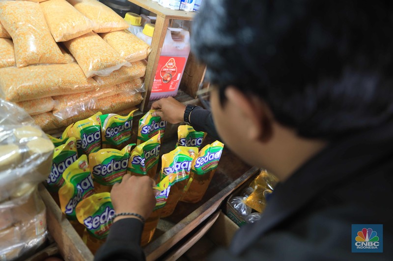 Penjualan Minyak Goreng Pedagang merapikan minyak kemasan di pasar Ciputat, Tangerang Selatan, Kamis,6/1/2022. Harga komoditas minyak goreng terus mengalami kenaikan secara signifikan pada akhir tahun 2021 lalu. Memasuki 2022, harganya masih belum juga mengalami penurunan, bahkan terus naik.
Berdasarkan Pusat Informasi Harga Pangan Strategis Nasional (PIHPS), secara nasional harga minyak goreng curah pada 29 Desember lalu hanya Rp 18.400/Kg. Pada 5 Januari 2022 atau kemarin, menyentuh Rp 18.550/Kg.
Pantauan CNBC Indonesia di pasar Ciputat, salah satu pedagang warung grosir sembako Ichsan mengatakan harga Minyak kiloan Rp21.000/kg dan harga minyak dalam kemasan Rp38.000 per liter. Kemudian ke warung lain Matondang menjual minyak kemasan nya seharga Rp37.000 dan minyak kiloanya seharga Rp20.000/kg.
Kenaikan harga minyak goreng saat ini dipengaruhi oleh harga crude palm oil (CPO) dunia yang naik menjadi US$ 1.340/MT. Kenaikan harga CPO ini menyebabkan harga minyak goreng ikut naik cukup signifikan.
Namun selain CPO ada juga faktor lain yakni kenaikan harga minyak nabati dunia. Penyebab kenaikan harga karena gangguan cuaca yang menekan tingkat produksi minyak nabati dunia.
Merespons tren kenaikan harga minyak goreng yang pada akhir Desember 2021 mencapai Rp18.492/liter atau mengalami peningkatan 8,31 persen, pemerintah segera memprioritaskan penyediaan minyak goreng dengan harga terjangkau, yang sekaligus bertujuan mengadakan stabilisasi harga.
Menteri Perdagangan Muhammad Lutfi memastikan produksi minyak goreng kemasan berharga Rp14 ribu per liter akan dimulai paling lambat minggu depan. Untuk tahap awal, pemerintah akan menunjuk 5 produsen minyak goreng sebagai pelaksana produksi. (CNBC Indonesia/ Muhammad Sabki)