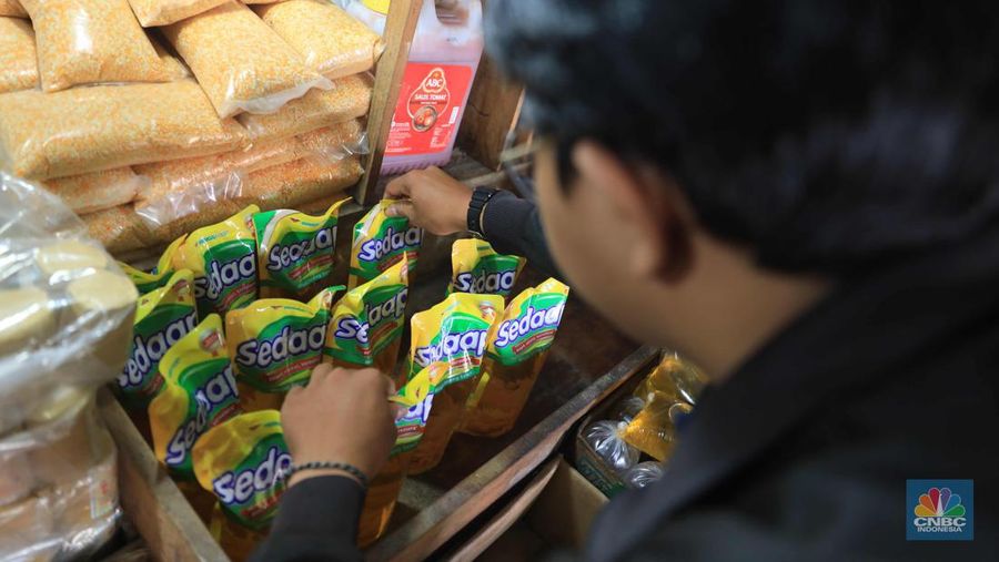 Pedagang merapikan minyak kemasan di pasar Ciputat, Tangerang Selatan, Kamis,6/1/2022. Harga komoditas minyak goreng terus mengalami kenaikan secara signifikan pada akhir tahun 2021 lalu. Memasuki 2022, harganya masih belum juga mengalami penurunan, bahkan terus naik.
Berdasarkan Pusat Informasi Harga Pangan Strategis Nasional (PIHPS), secara nasional harga minyak goreng curah pada 29 Desember lalu hanya Rp 18.400/Kg. Pada 5 Januari 2022 atau kemarin, menyentuh Rp 18.550/Kg.

Pantauan CNBC Indonesia di pasar Ciputat, salah satu pedagang warung grosir sembako Ichsan mengatakan harga Minyak kiloan Rp21.000/kg dan harga minyak dalam kemasan Rp38.000 per liter. Kemudian ke warung lain Matondang menjual minyak kemasan nya seharga Rp37.000 dan minyak kiloanya seharga Rp20.000/kg. 

Kenaikan harga minyak goreng saat ini dipengaruhi oleh harga crude palm oil (CPO) dunia yang naik menjadi US$ 1.340/MT. Kenaikan harga CPO ini menyebabkan harga minyak goreng ikut naik cukup signifikan.

Namun selain CPO ada juga faktor lain yakni kenaikan harga minyak nabati dunia. Penyebab kenaikan harga karena gangguan cuaca yang menekan tingkat produksi minyak nabati dunia.

Merespons tren kenaikan harga minyak goreng yang pada akhir Desember 2021 mencapai Rp18.492/liter atau mengalami peningkatan 8,31 persen, pemerintah segera memprioritaskan penyediaan minyak goreng dengan harga terjangkau, yang sekaligus bertujuan mengadakan stabilisasi harga.

Menteri Perdagangan Muhammad Lutfi memastikan produksi minyak goreng kemasan berharga Rp14 ribu per liter akan dimulai paling lambat minggu depan. Untuk tahap awal, pemerintah akan menunjuk 5 produsen minyak goreng sebagai pelaksana produksi. (CNBC Indonesia/ Muhammad Sabki)